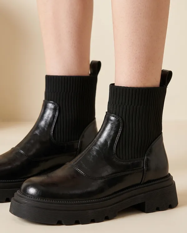 Chunky Platform Chelsea Boot in Black, close-up of the detail
