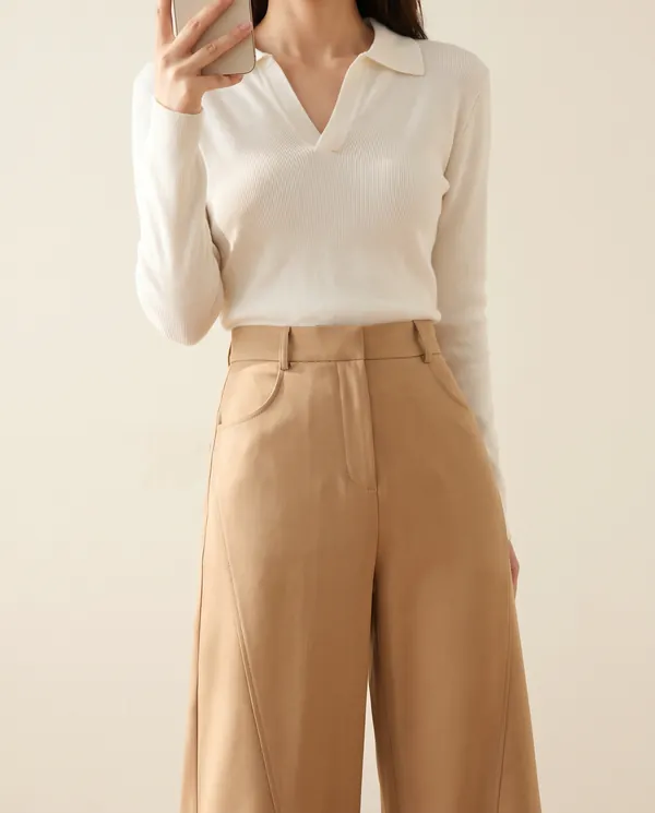 High-Waist Flared Tailored Trousers in Camel, close-up of the detail