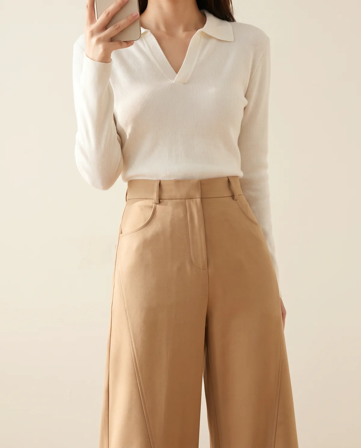 High-Waist Flared Tailored Trousers in Camel, close-up of the detail