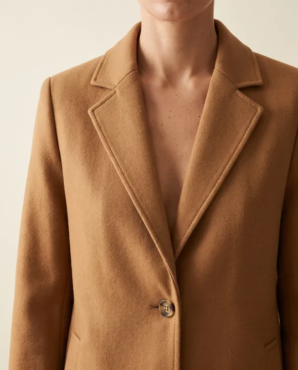 Long Wool-Look Suit-Collar Coat in Camel, close-up of the detail
