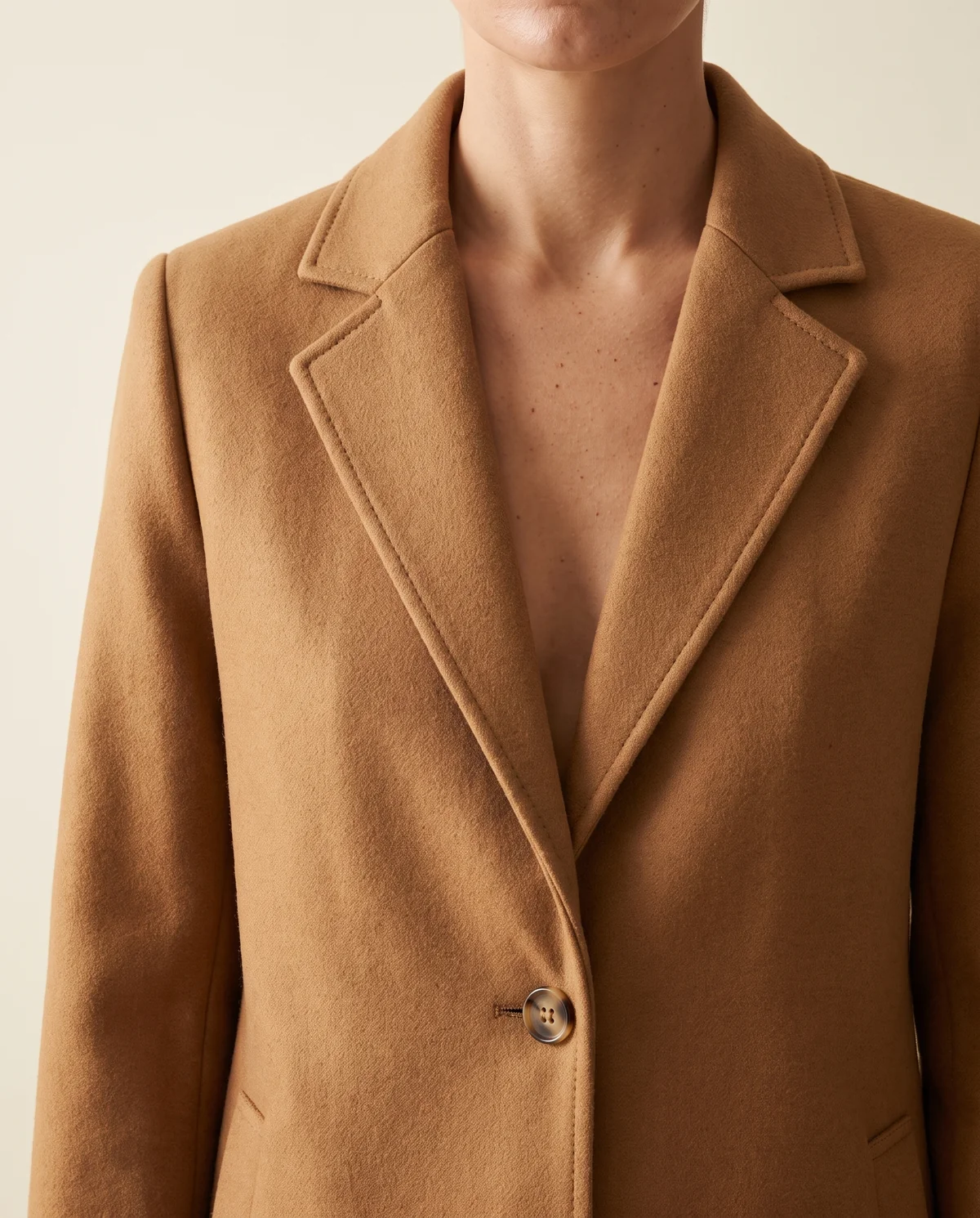 Long Wool-Look Suit-Collar Coat in Camel, close-up of the detail
